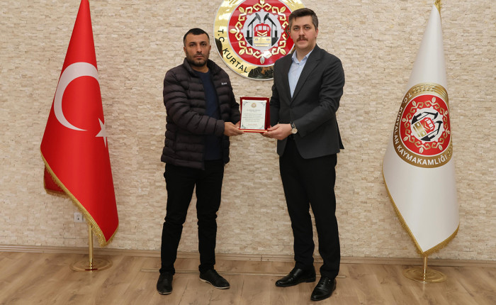 Kurtalan'daki yangında binada mahsur kalanları nakliye asansörleriyle tahliye eden firmalara plaket