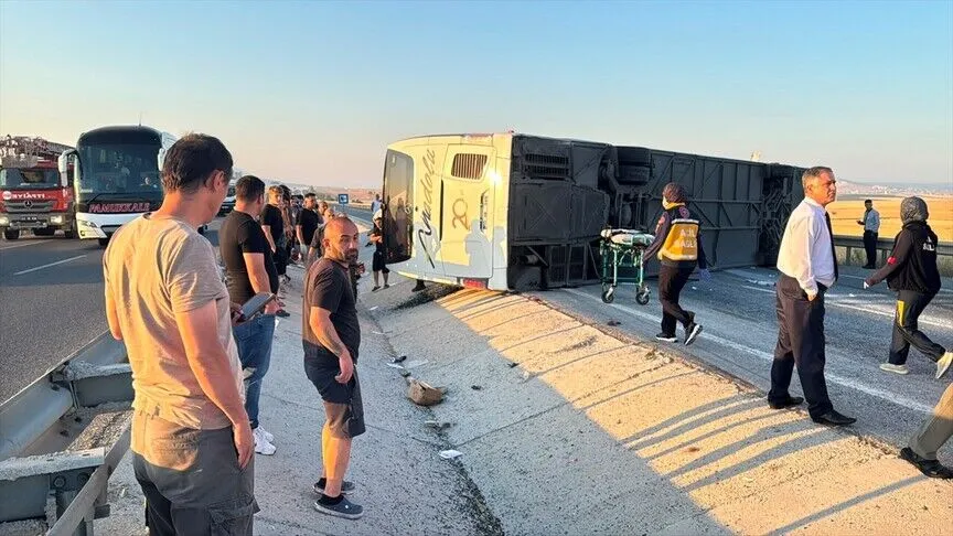 K&uuml;tahya'da yolcu otob&uuml;s&uuml; bariyerlere &ccedil;arpıp devrildi: 31 yaralı