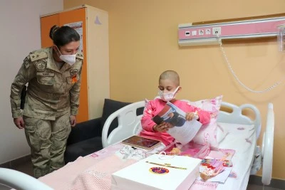 Lösemiyle savaşan çocuklara jandarmadan sevgi dolu sürpriz