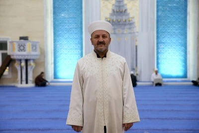 Madde bağımlısı gencin &ouml;l&uuml;m&uuml;nden etkilenen imam, kendini bağımlılıkla m&uuml;cadeleye adadı