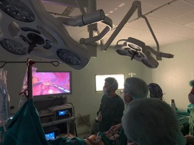 Malatya'da böbrek üstü bezi tümörü canlı yayınlanan ameliyatla alındı