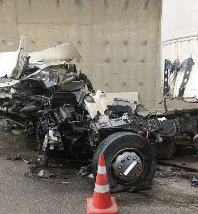 Malatya'da tünelin duvarına çarpan tırın sürücüsü yaralandı