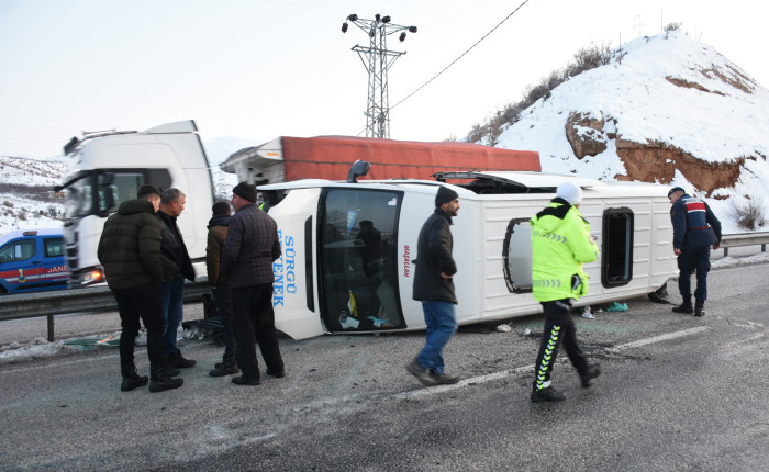Malatya'da yolcu minibüsünün devrilmesi sonucu 10 kişi yaralandı