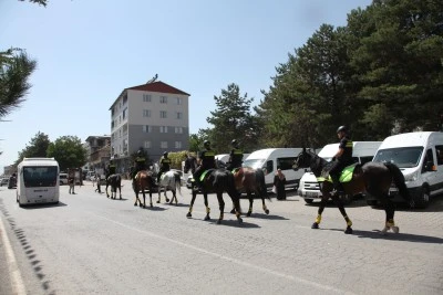 Malazgirt Zaferi kutlamalarına katılacak atlı polisler Ahlat'ta devriye görevi yaptı