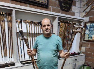 Malazgirt Zaferi'nin yıl dönümü için hazırladığı bastonlara 24 Oğuz boyuna ait tamgaları işledi