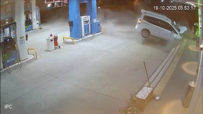 Mardin'de akaryakıt istasyonunun merdivenlerine çarpan hafif ticari aracın sürücüsü yaralandı