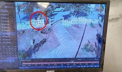 Mardin'de çocukların park duvarlarına zarar vermesi güvenlik kamerasında