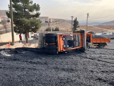 Mardin'de devrilen iş makinesinin operatörü yaralandı