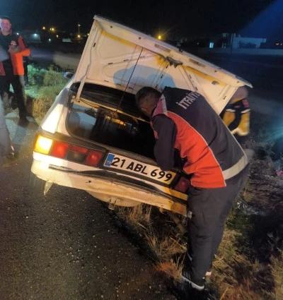 Mardin'de devrilen otomobildeki 3 kişi yaralandı
