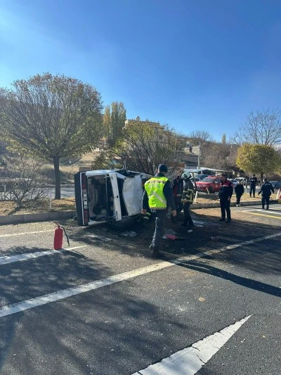 Mardin'de devrilen otomobildeki 3 kişi yaralandı