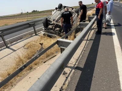 Mardin'de devrilen otomobilin s&uuml;r&uuml;c&uuml;s&uuml; yaralandı