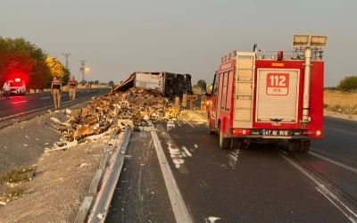 Mardin'de devrilen tırdaki 2 kişi yaralandı