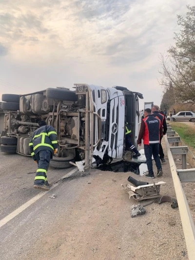 Mardin'de devrilen tırın sürücüsü yaralandı
