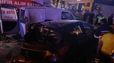 Mardin'de hafif ticari araç ile otomobilin çarpıştığı kazada 4 kişi yaralandı