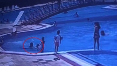 Mardin'de havuzda boğulma tehlikesi geçiren çocuğa cankurtaranın müdahalesi kamerada