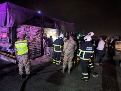 Mardin'de hayvan yemi y&uuml;kl&uuml; tırın dorsesinde &ccedil;ıkan yangın s&ouml;nd&uuml;r&uuml;ld&uuml;