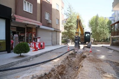 Mardin'de içme suyu şebeke hattı döşeme çalışmaları sürüyor