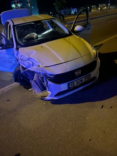 Mardin'de iki otomobilin &ccedil;arpıştığı kazada 4 kişi yaralandı