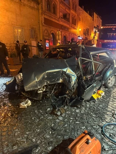 Mardin'de iş yerinin duvarına çarpan otomobildeki 4 kişi yaralandı