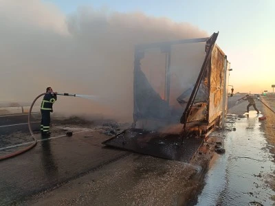 Mardin'de kamyon ve traktörde çıkan yangınlar söndürüldü