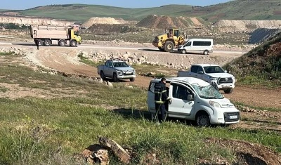 Mardin'de kontrolden çıkarak yol kenarına savrulan hafif ticari araçtaki 4 kişi yaralandı