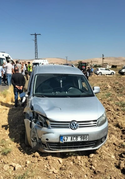 Mardin'de motosiklet ile hafif ticari araç çarpıştı, 4 kişi yaralandı