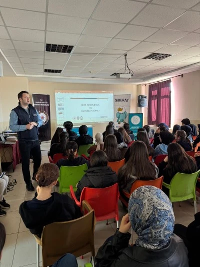 Mardin'de öğrenciler Siberay Projesi kapsamında bilgilendirildi