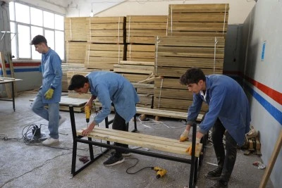 Mardin'de öğrenciler taziyeevleri, park ve bahçeler için malzeme üretiyor