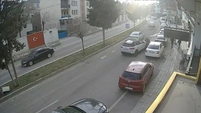 Mardin'de otomobilin yayaya &ccedil;arptığı anlar kameraca kaydedildi