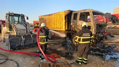 Mardin'de park halindeki hafriyat kamyonu yandı