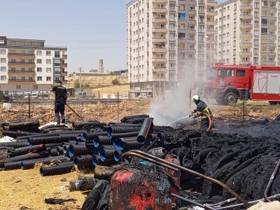 Mardin'de plastik boruların depolandığı alanda çıkan yangın söndürüldü