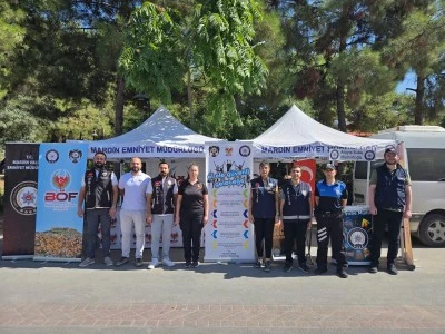 Mardin'de polis gençler için bilgilendirme standı açtı