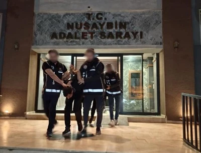 Mardin'de &quot;dur&quot; ihtarına uymayıp polise çarpan aracın sürücüsü ve 2 şüpheli tutuklandı