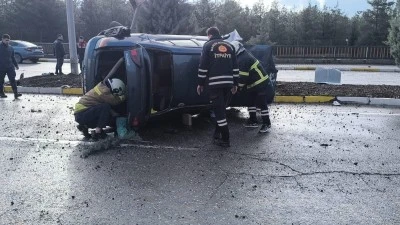 Mardin'de ref&uuml;je &ccedil;arpan otomobilin s&uuml;r&uuml;c&uuml;s&uuml; yaralandı