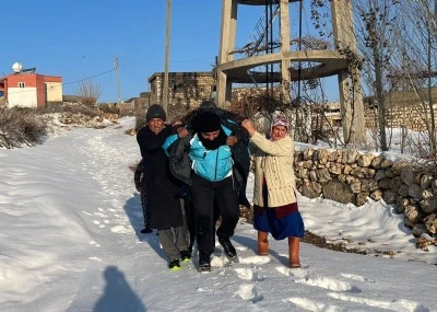 Mardin'de sağlık personeli, 84 yaşındaki hastayı ambulansa kadar sırtında taşıdı