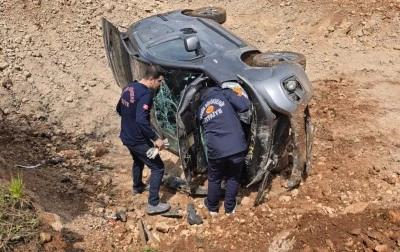 Mardin'de şarampole devrilen hafif ticari ara&ccedil;taki 3 kişi yaralandı
