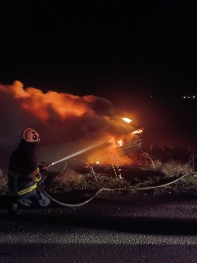 Mardin'de şarampole devrilen tırda &ccedil;ıkan yangın s&ouml;nd&uuml;r&uuml;ld&uuml;