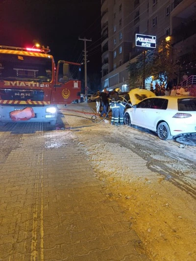 Mardin'de seyir halindeki otomobilde çıkan yangın söndürüldü