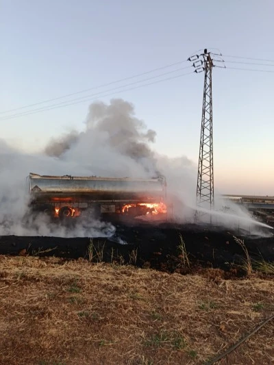 Mardin'de seyir halindeyken yangın çıkan tanker kullanılamaz hale geldi