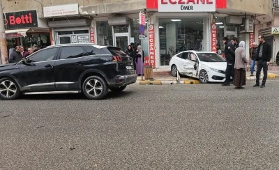 Mardin'de SUV tipi ara&ccedil; ile otomobilin &ccedil;arpıştığı kazada 2 kişi yaralandı