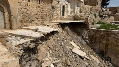 Mardin'de tarihi sit alanındaki mahalle yolunun bazı kısımları ile istinat duvarında &ccedil;&ouml;kme yaşandı