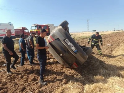 Mardin'de tarlaya devrilen otomobildeki baba ve kızı yaralandı