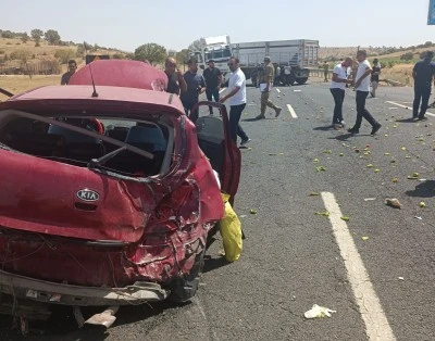 Mardin'de tır ile otomobilin çarpıştığı kazada 3 kişi yaralandı