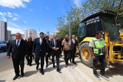 Mardin Valisi Akkoyun, asfalt &ccedil;alışmalarını inceledi