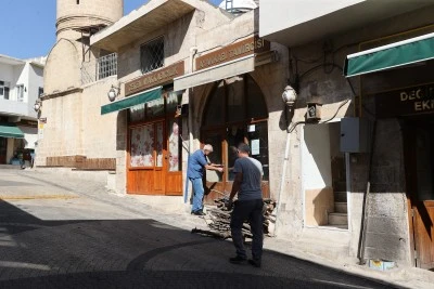 Mardinli ayakkabı ustası 5 metrekarelik iş yerinde 50 yılı aşkın süredir çalışıyor