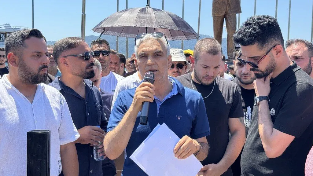 Marmaris Esnafından Belediyeye Tepki Y&uuml;r&uuml;y&uuml;ş&uuml;: G&ouml;lgeliklerin Kaldırılması Protesto Edildi