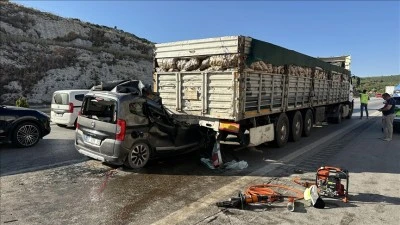 Mersin'de tıra çarpan hafif ticari araçtaki 1'i çocuk 5 kişi öldü