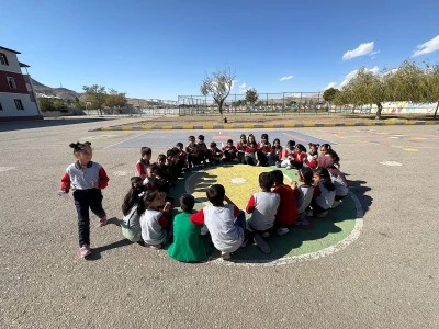 Mezranın &quot;tek öğrencisi&quot; Hasret, sınıf arkadaşlarına kavuştu