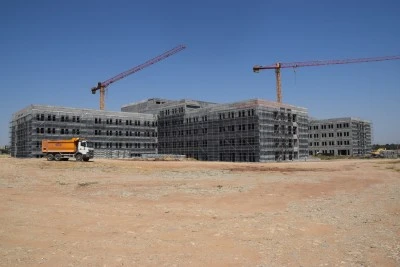 Milletvekili Nasıroğlu, yapımı süren hastanenin inşaatında incelemede bulundu