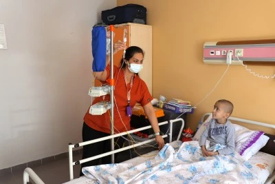 Minik Muhammed, lösemiyle mücadele ederken öğretmenlerinin desteğiyle derslerinden geri kalmıyor